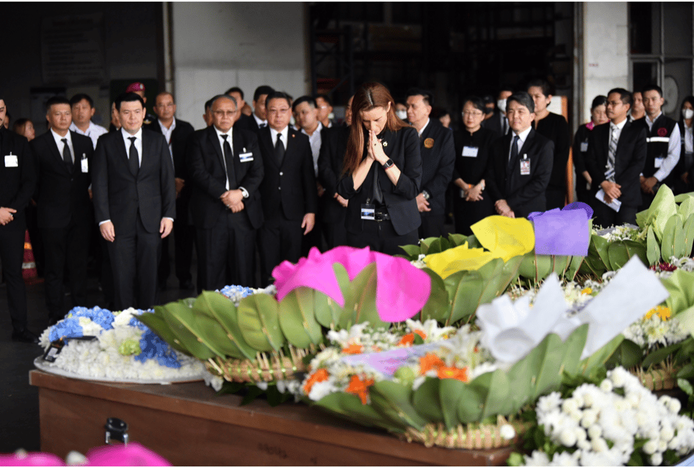 Israel’s Ambassador to Thailand Orna Sagiv pays her respects to the eight Thai workers whose bodies were flown home from Israel at Bangkok airport on 20 October. The bodies of 22 others are still being identified. Photo courtesy: Khaosod English