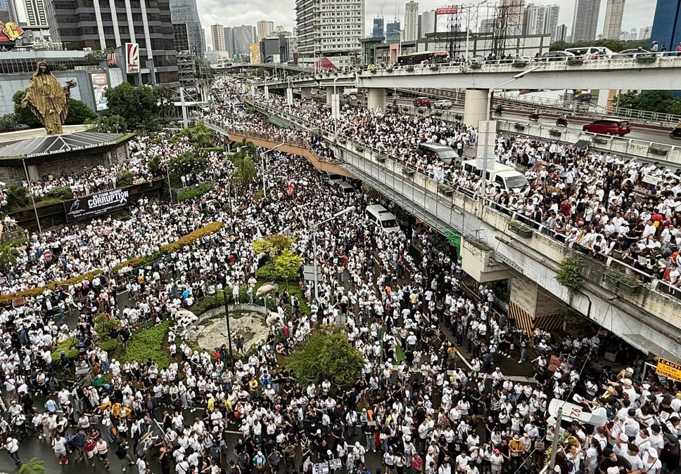 The Trillion Peso March Against Corruption on 21 September at the shrine in Manila commemorating the 1986 EDSA Uprising that overthrew the Marcos dictatorship. Photo: RUSSCO GRAY / WIKIMEDIA