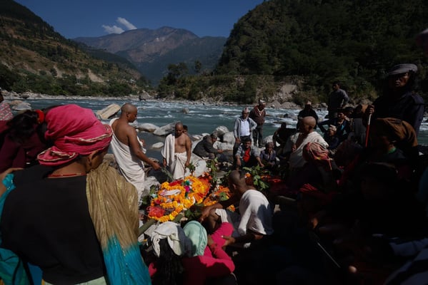 Mass cremations for Nepal quake victims