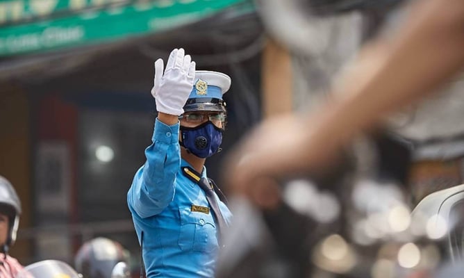 Traffic police get high-tech masks