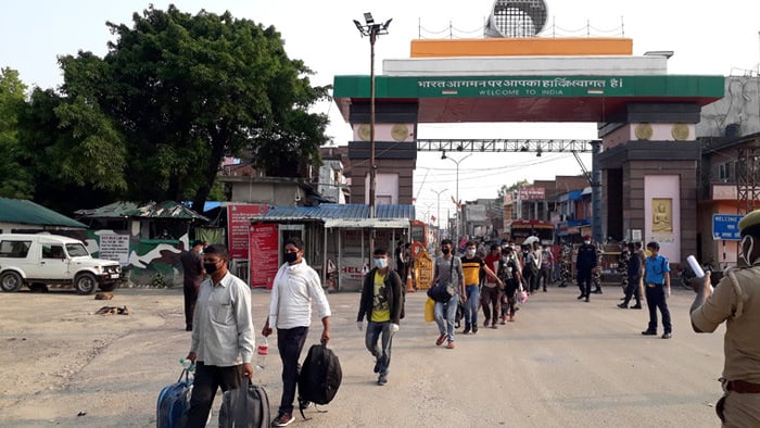 Nepalis stranded at India border return