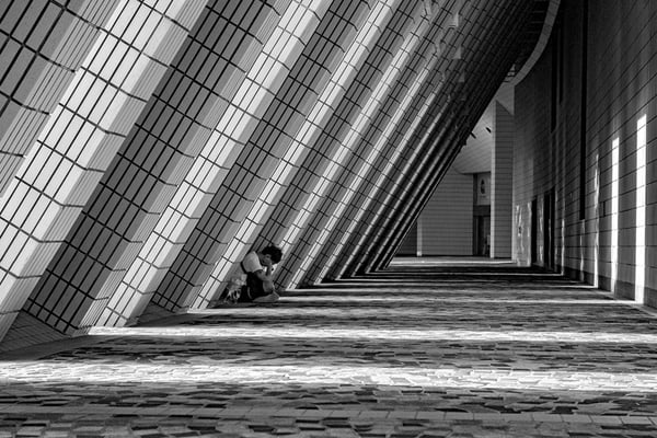 Playing with symmetry and shadow